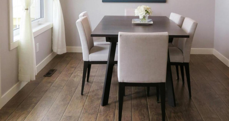 Dielenboden im Esszimmer – stilvolle Einrichtung mit Holzboden Dielenboden im Esszimmer mit modernem Esstisch und hellen Stühlen