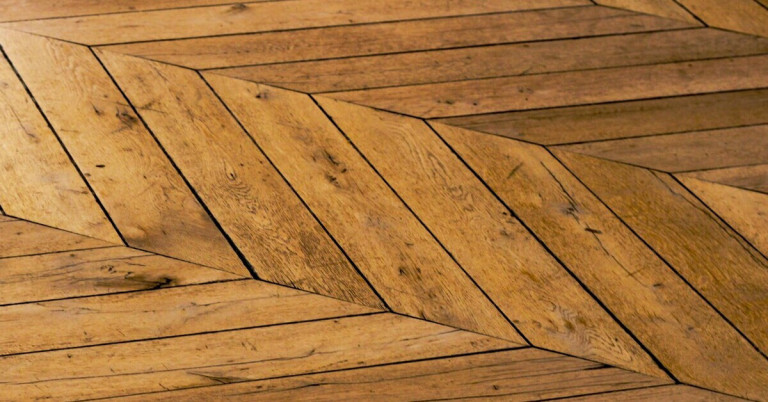Parkett mit Muster – dekorativer Holzboden mit geometrischem Design Parkett mit Muster aus Holz in geometrischem Design