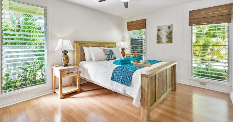 Laminat in Holzoptik im Schlafzimmer – stilvolle Bodenlösung für gemütliche Räume Laminat in Holzoptik im Schlafzimmer mit gemütlicher Einrichtung und Holzbett