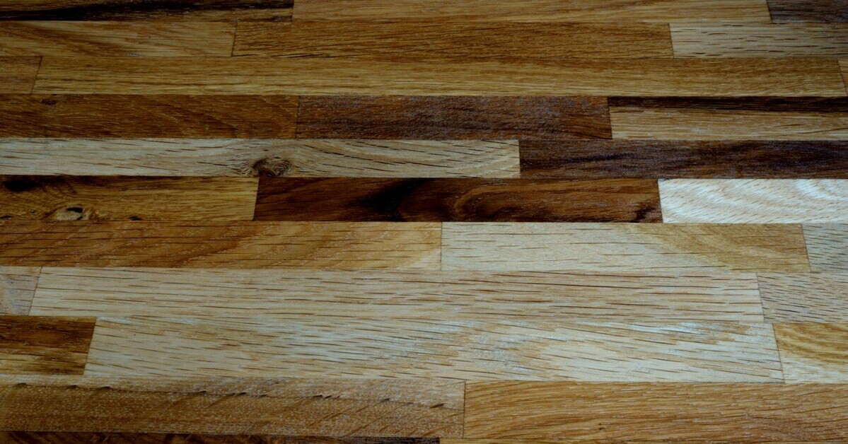 Verschiedenfarbiger Holzboden aus Holzplanken in unterschiedlichen Farbtönen