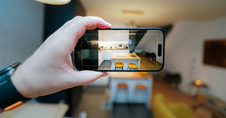 Foto von alter Küche machen – Hand fotografiert mit Smartphone eine alte Küche