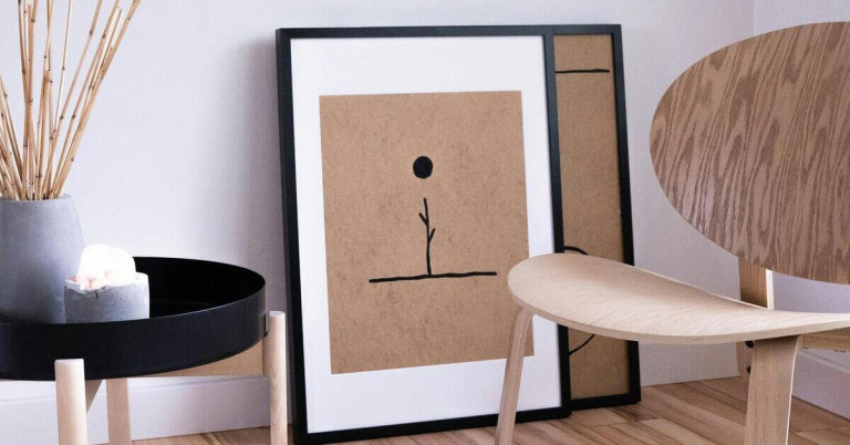 Minimalistische Japandi-Deko mit abstrakten Wandbildern in Naturfarben