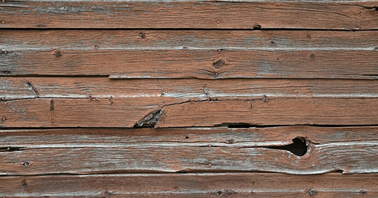 Altes Holz mit abblätternder Farbe und sichtbarer Maserung