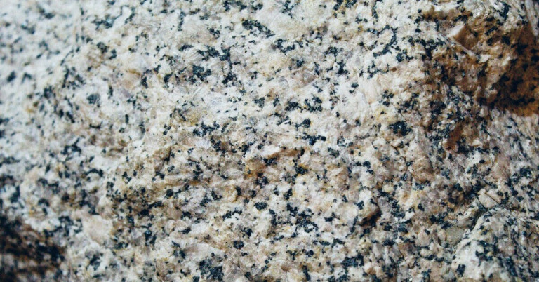 Nahaufnahme von Granit mit typischer Maserung und Struktur