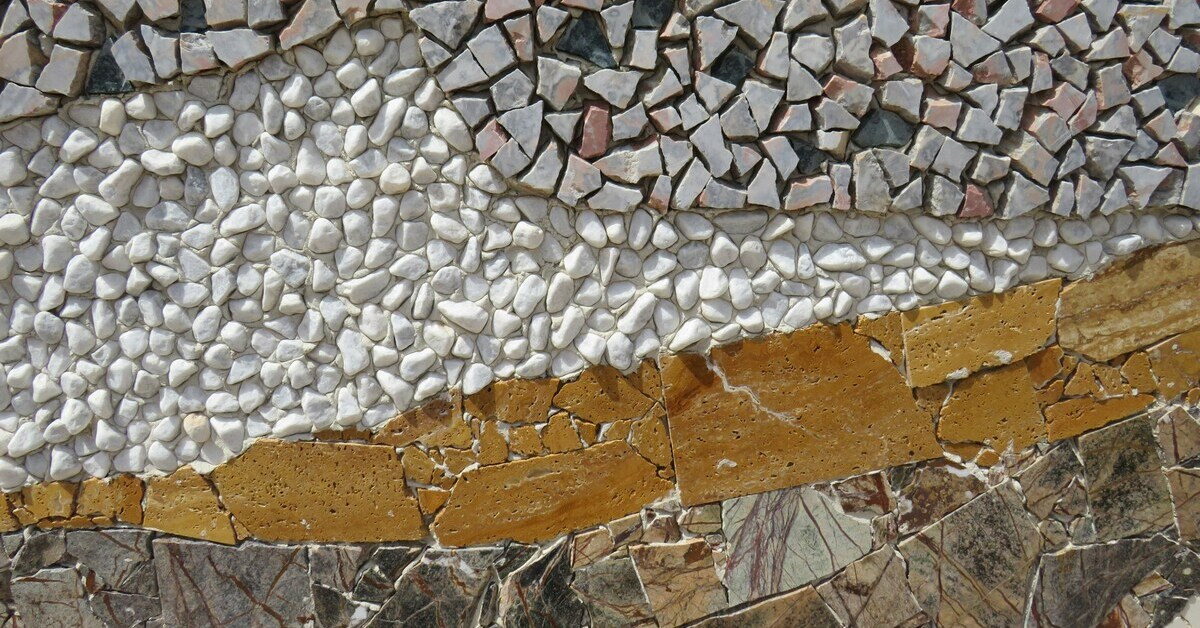 Mosaik aus Naturstein mit verschiedenen Farben und Strukturen