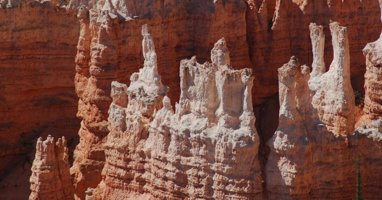 Sandsteinformation mit typischer rötlicher Färbung und markanten Schichten