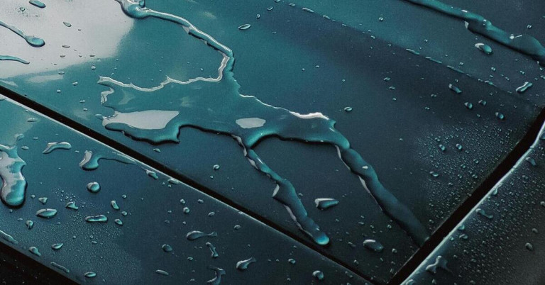 Frisch geputzte Autofläche mit Wassertropfen auf dem Lack