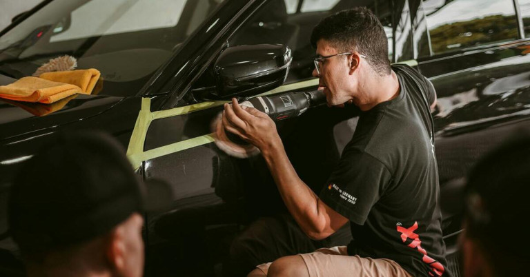 Auto wird in Werkstatt poliert – professionelle Fahrzeugaufbereitung
