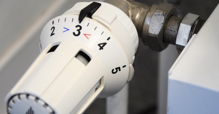 Nahaufnahme eines Heizkörper-Thermostats zur Temperaturregelung