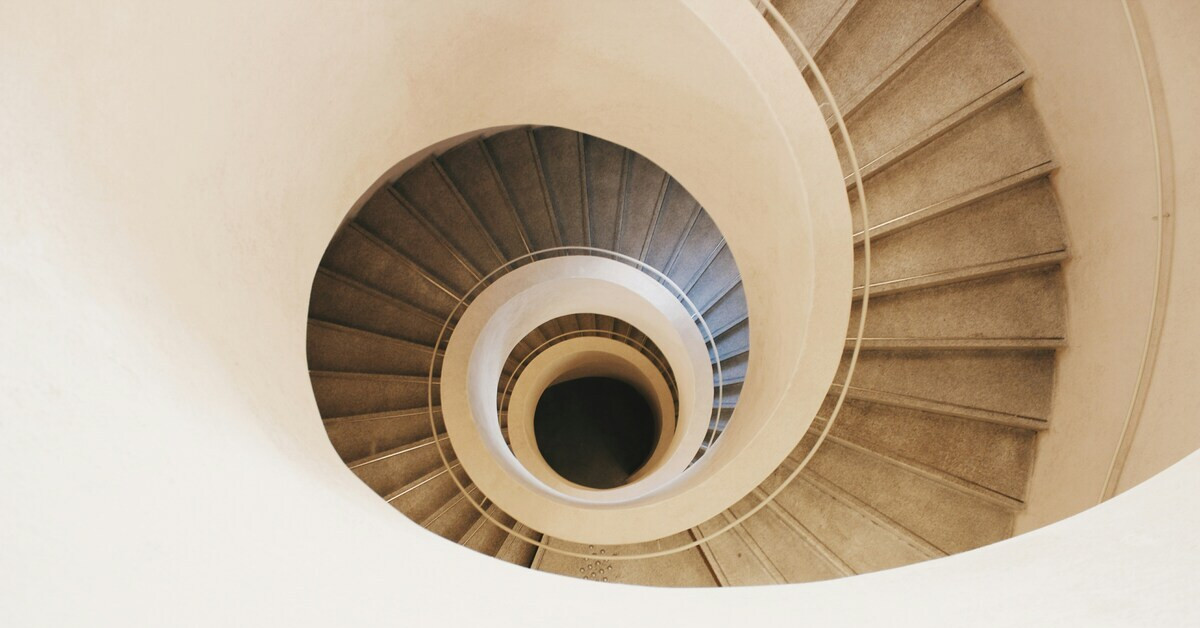 Wendeltreppe von oben fotografiert, moderne Architektur mit spiralförmigem Treppenhaus