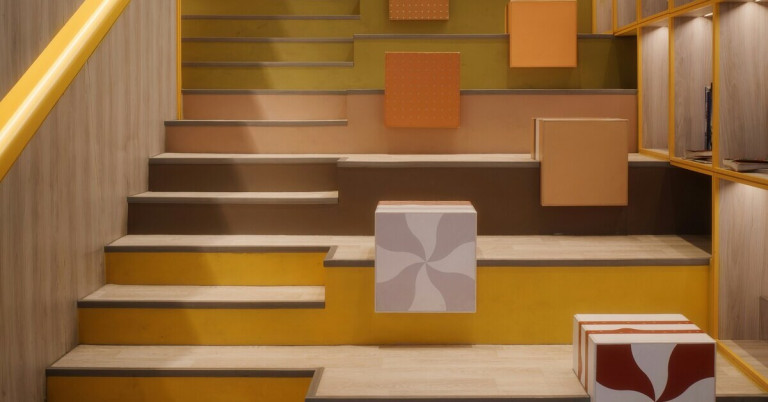 Künstlerische Holztreppe – modernes Design mit bunten geometrischen Formen Künstlerische Holztreppe mit bunten geometrischen Elementen und modernem Design