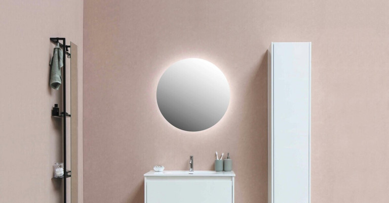 Badspiegel mit Licht – runder LED-Spiegel für modernes Badezimmer Runder Badspiegel mit LED-Beleuchtung über Waschbecken im modernen Badezimmer