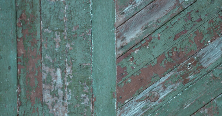 Abgeblätterter Lack an einer alten Holztür