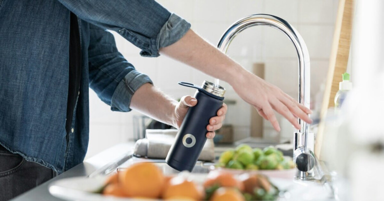 Trinkwasser im Check – Wasserqualität und Frische direkt aus dem Hahn Trinkwasser im Check: Person füllt Wasserflasche am Küchenwasserhahn