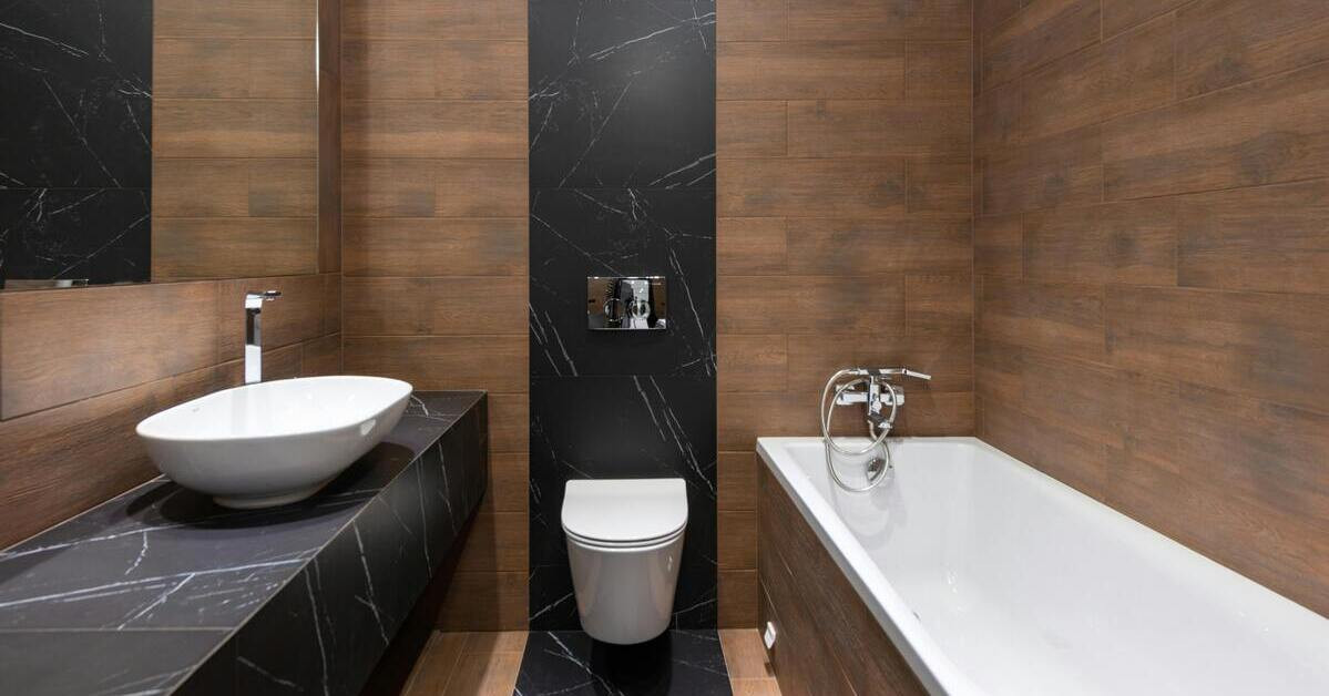 Schickes Bad mit moderner Einrichtung, Holzoptik und schwarzem Marmor