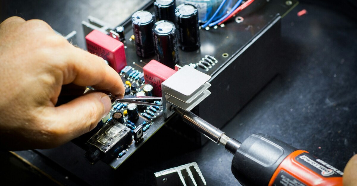 Berufsbild Elektroniker: Löten und Arbeiten an einer Platine mit elektronischen Bauteilen