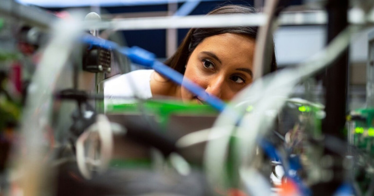 Voraussetzungen für Technik und Maschinenbau – Person arbeitet an technischer Anlage