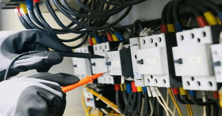 Elektroniker bei der Arbeit an einem Schaltschrank – typische Aufgaben eines Elektronikers