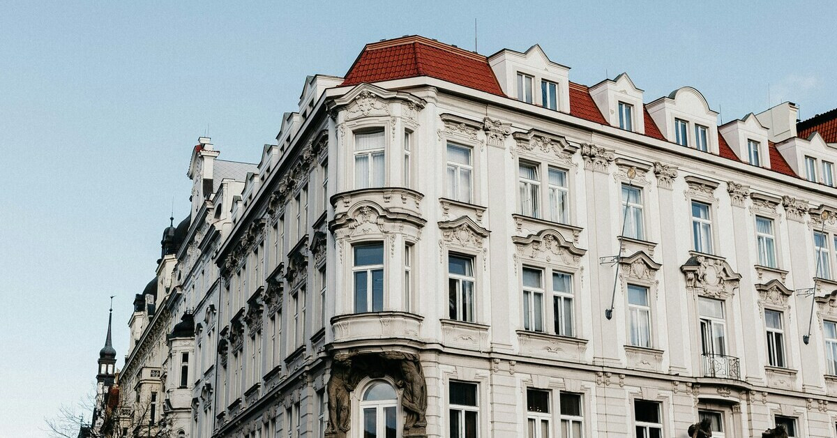 Historisches Altbauhaus mit Stuckfassade und roten Dachziegeln