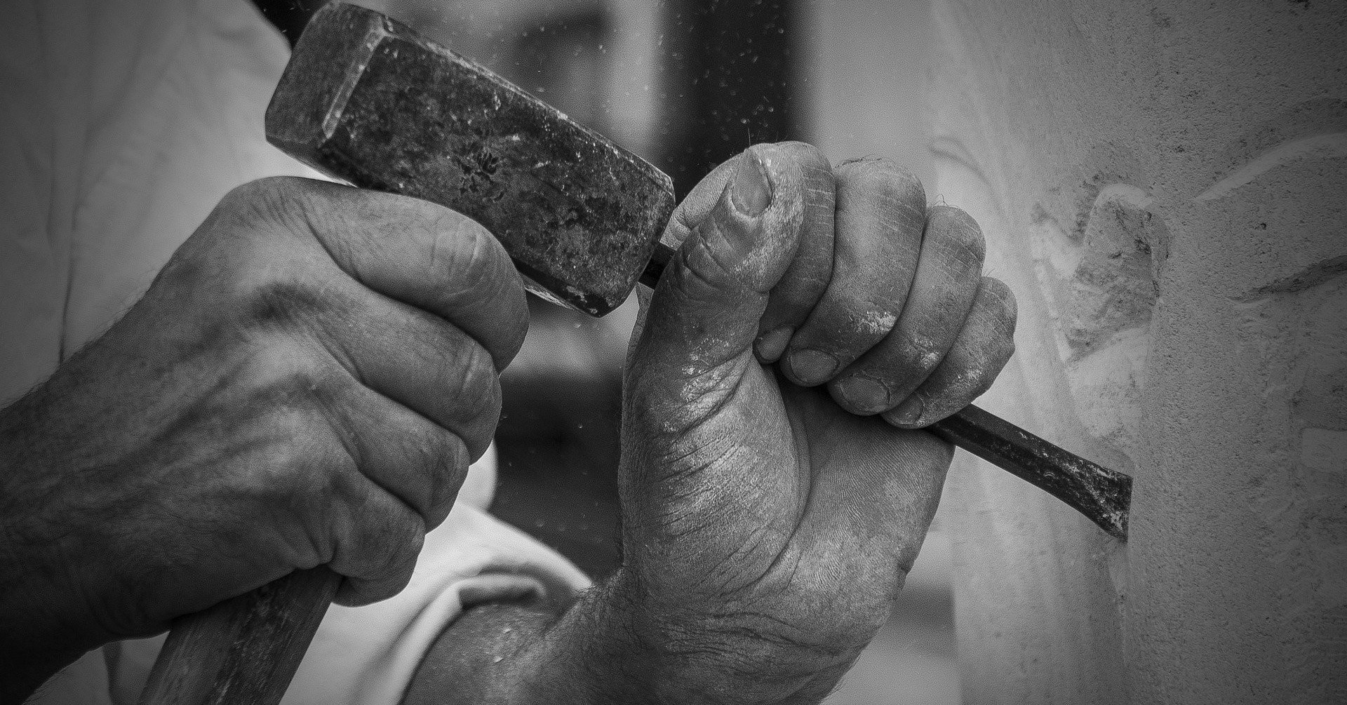 Steinmetz bei der Arbeit mit Hammer und Meißel, Detailaufnahme von matteophotopro2020 auf Pixabay