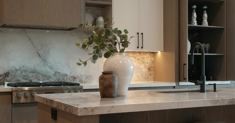 Moderne Küchenarbeitsplatte am Abend mit stilvoller Dekoration und sanfter Beleuchtung