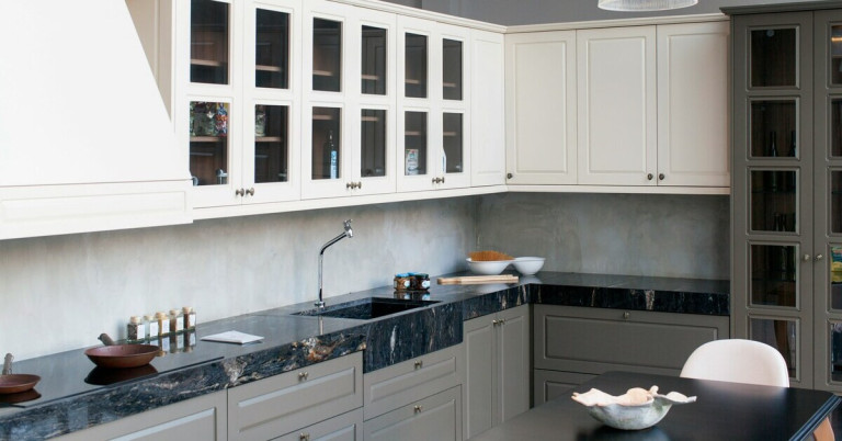 Moderne Kc he mit dunkler Arbeitsplatte und hellen Oberschranken