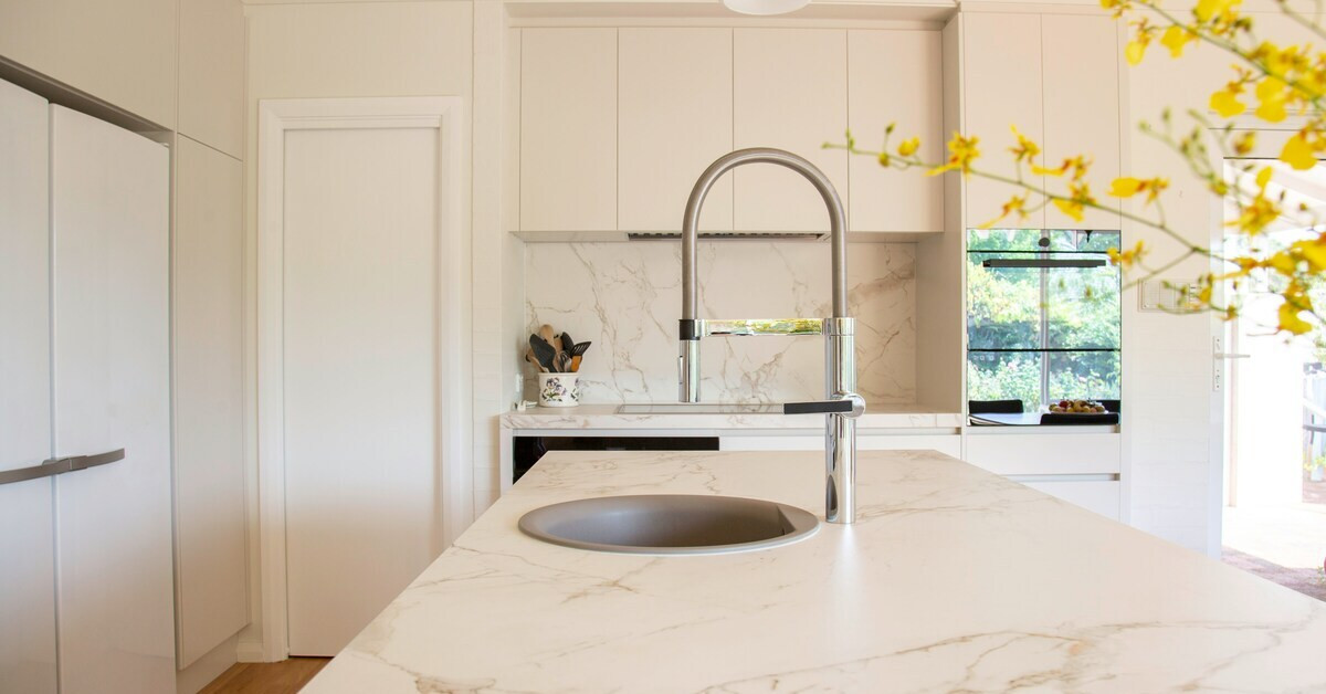 Moderne Küche mit eleganter Steinarbeitsplatte und integriertem Waschbecken