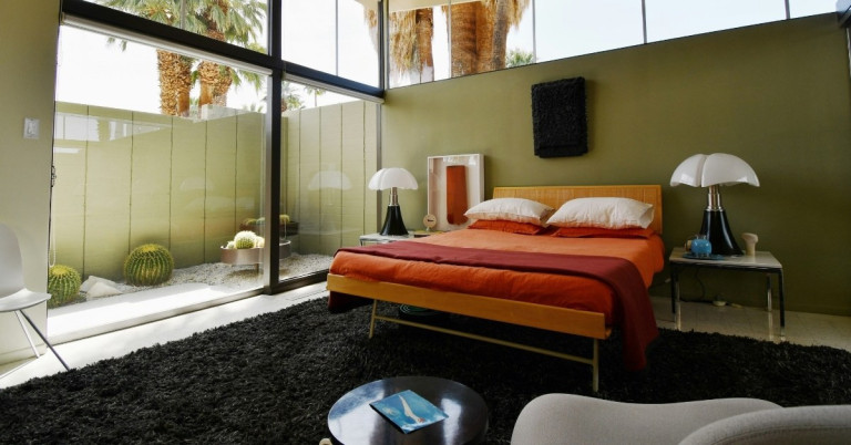 Midcentury Schlafzimmer Design mit grüner Wand und moderner Einrichtung