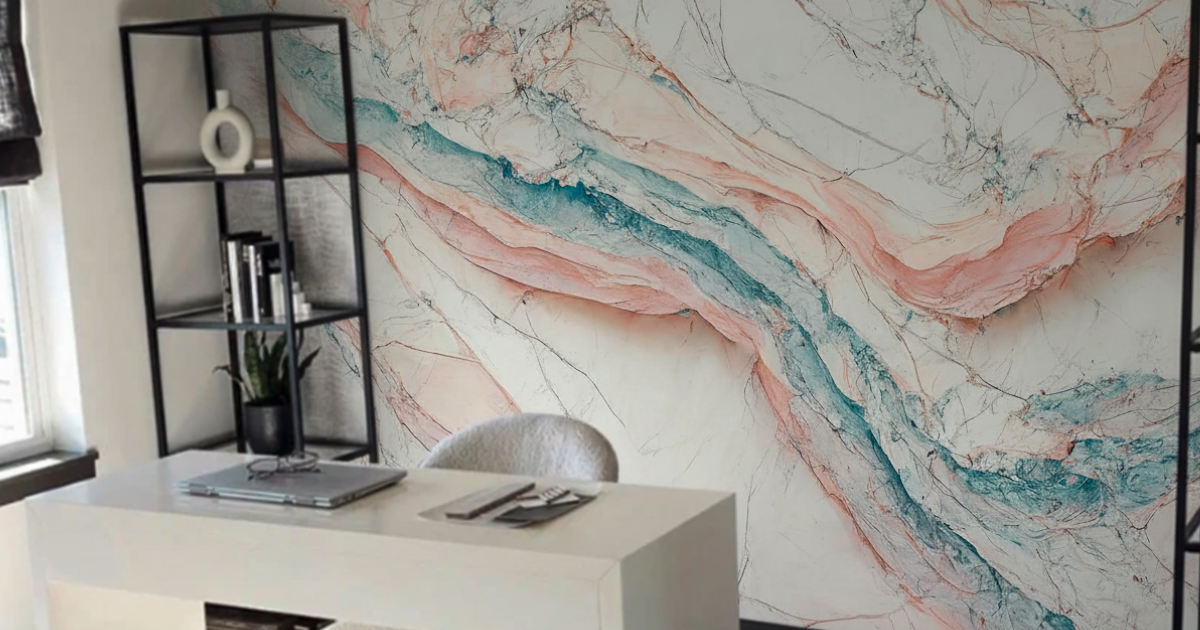 Headerbild mit moderner Akzentwand im Home Office, abstraktes Wanddesign in Pastellfarben hinter Schreibtisch