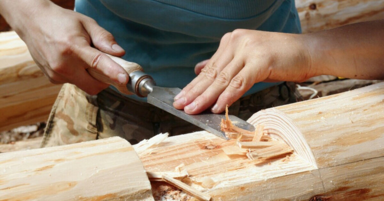 Holzarbeiten: Hand bearbeitet Holz mit einem Stechbeitel