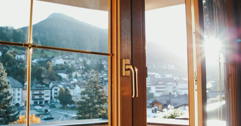 Detailaufnahme einer Holzfensterdichtung mit Blick nach draußen