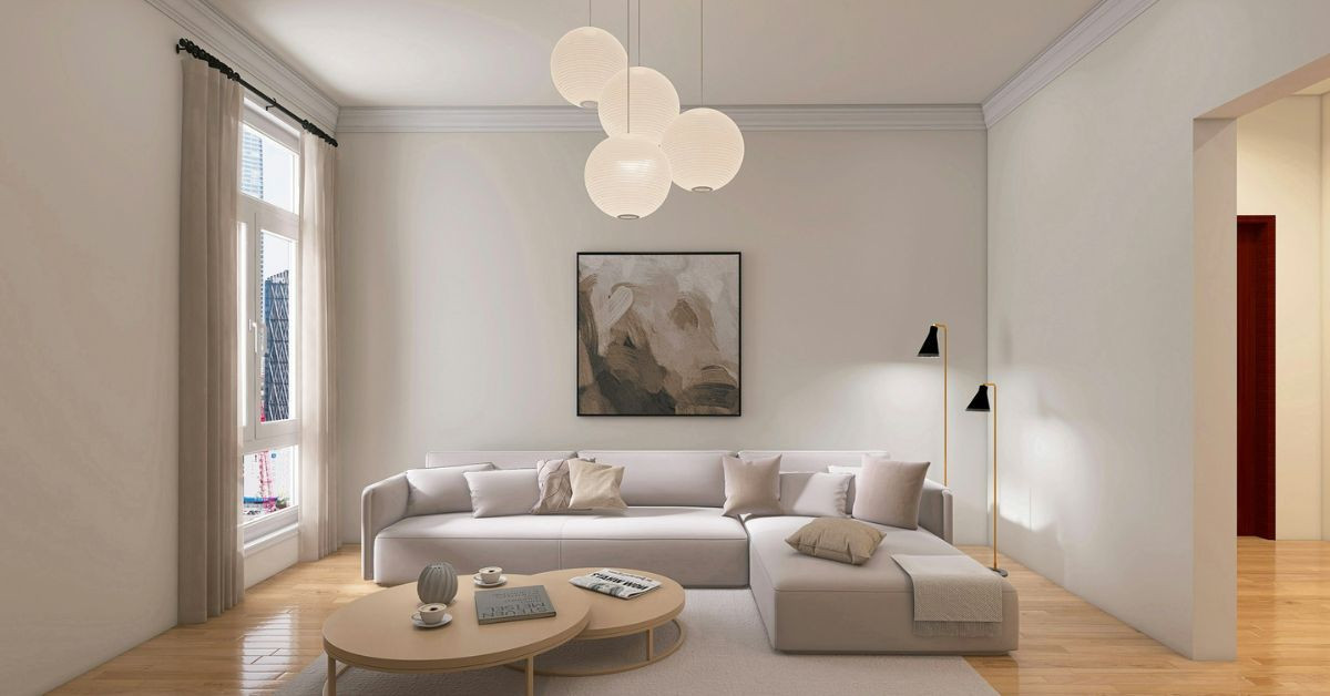 Minimalistisches Wohnzimmer mit beigem Sofa, modernen Couchtischen und stilvoller Wanddekoration