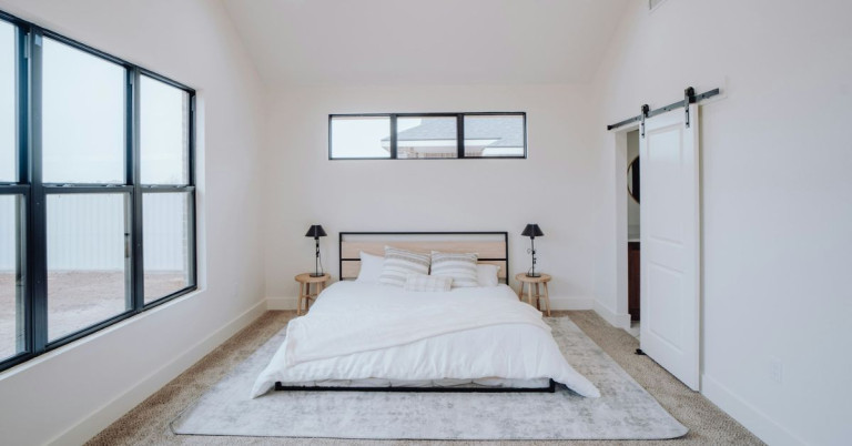 Minimalistisches Schlafzimmer – modernes Design und schlichte Einrichtung Minimalistisches Schlafzimmer mit modernem Bett, weißen Wänden und schlichter Einrichtung