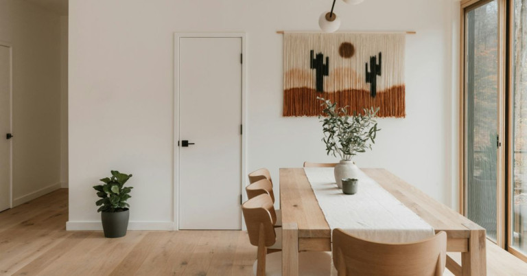 Minimalistischer Wohnstil: Esszimmer mit Holztisch und modernen Holzmöbeln Minimalistischer Wohnstil im Esszimmer mit Holztisch und modernen Holzmöbeln
