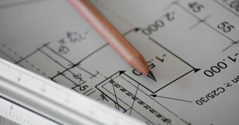 Bauplan einreichen: Bauzeichnung mit Bleistift zur Einreichung Bauplan einreichen – Detailaufnahme eines Bauplans mit Bleistift