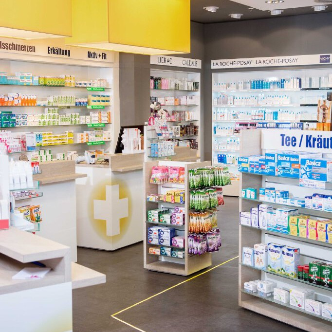Innenansicht einer Apotheke mit verschiedenen Produkten