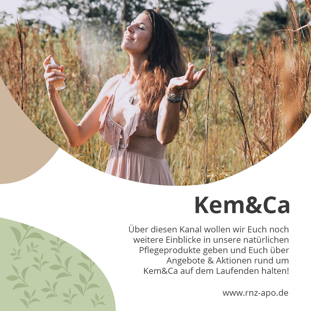 Frau sprüht natürliches Pflegeprodukt im Freien von Kem&Ca