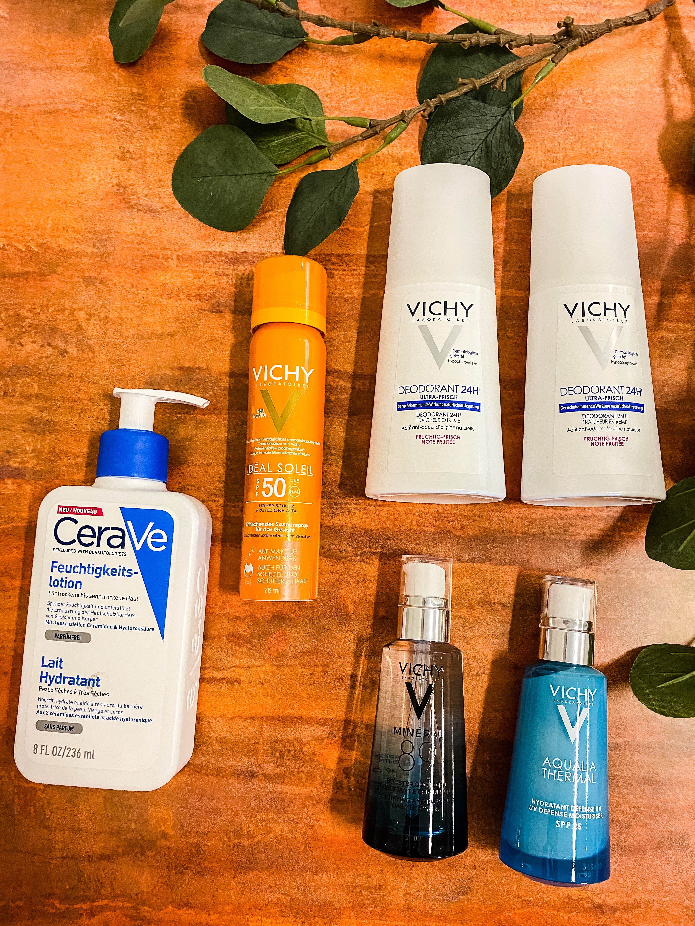 Vichy und CeraVe Pflegeprodukte auf einem Tisch
