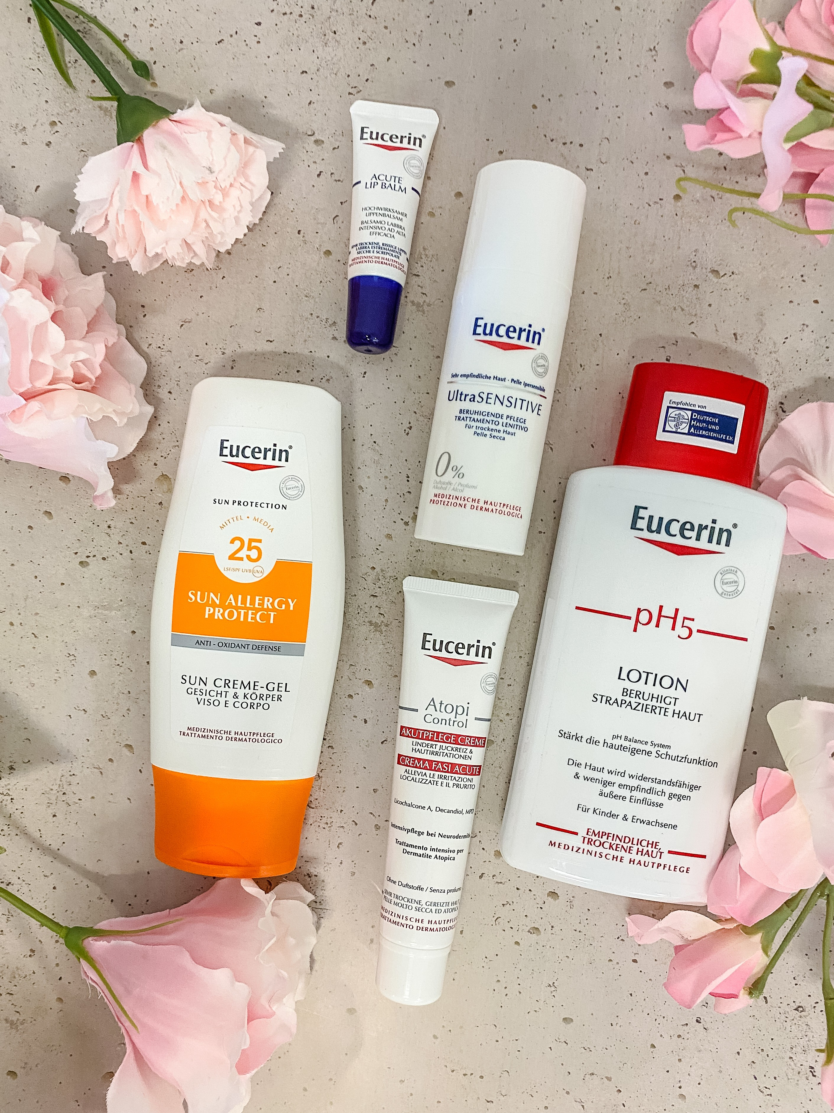 Eucerin Hautpflegeprodukte auf einem Tisch mit Blumen