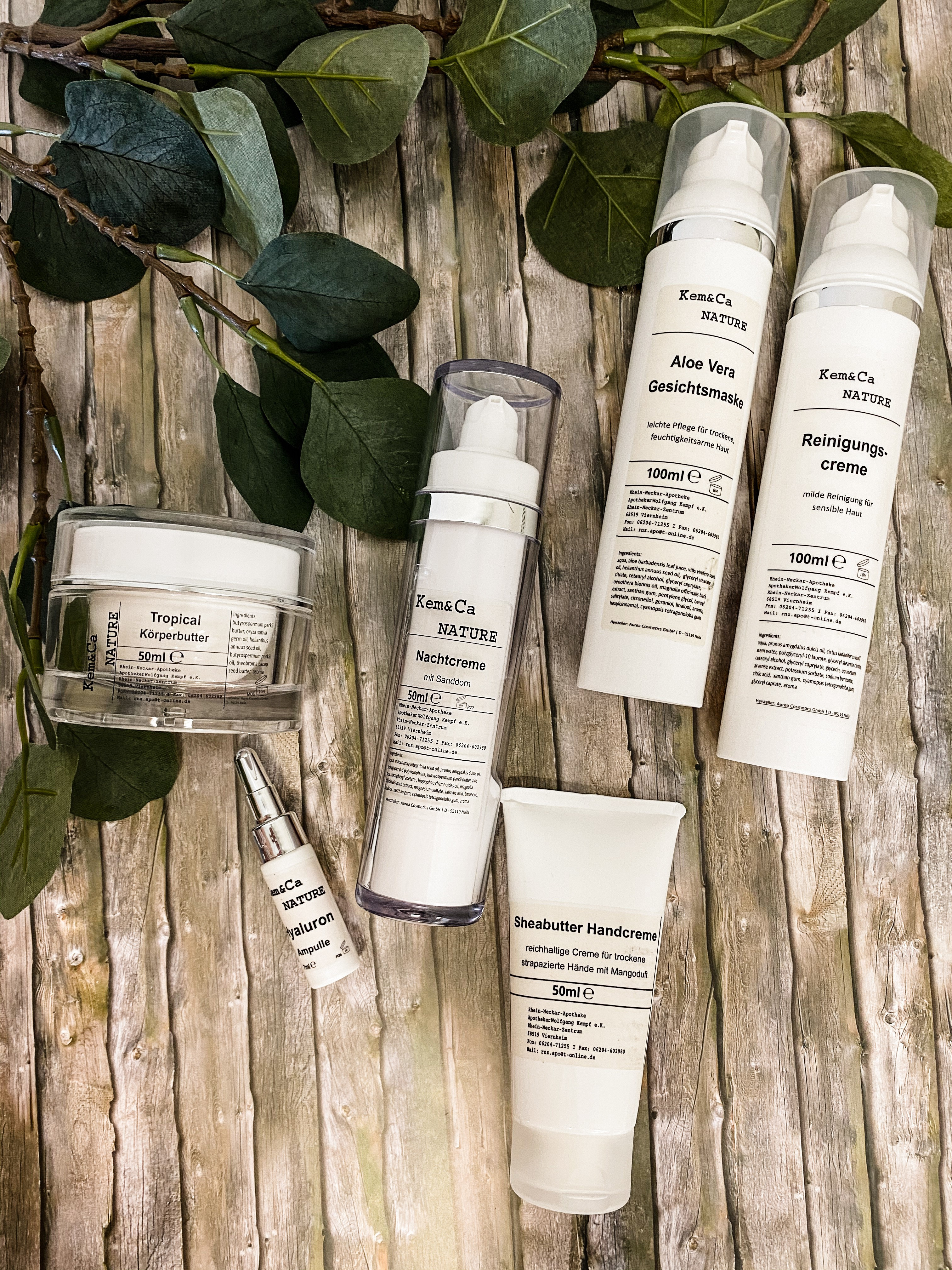 Kem&Ca Nature Pflegeprodukte auf Holzuntergrund mit Blättern