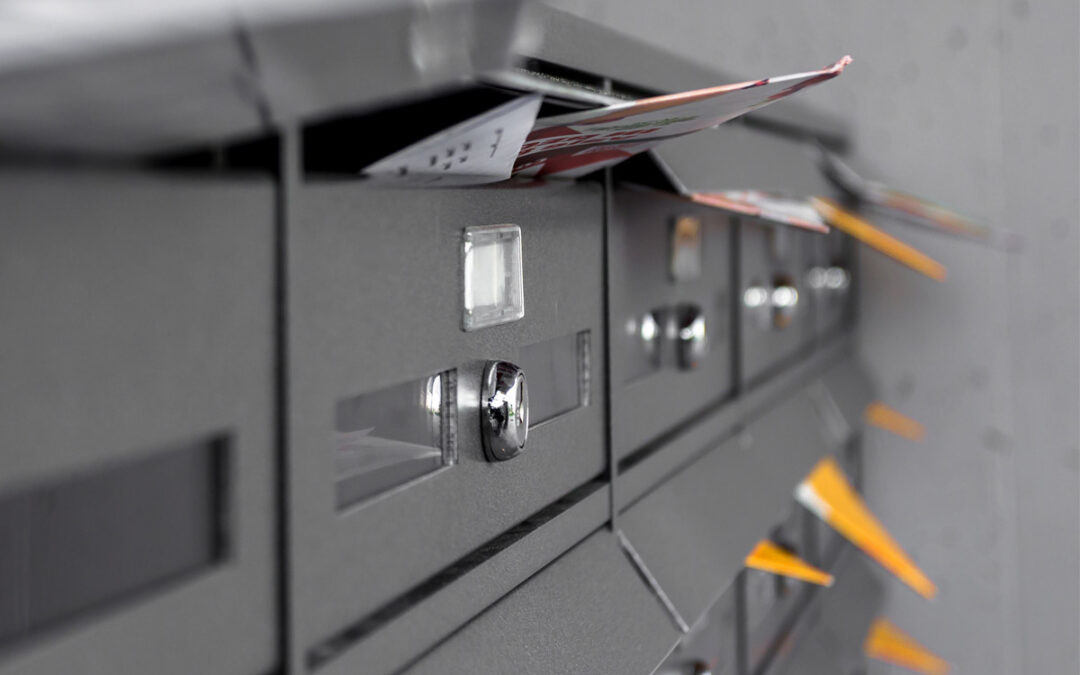 Briefkästen mit eingeworfenen Briefen zur Änderung der Gelbe Seiten Daten
