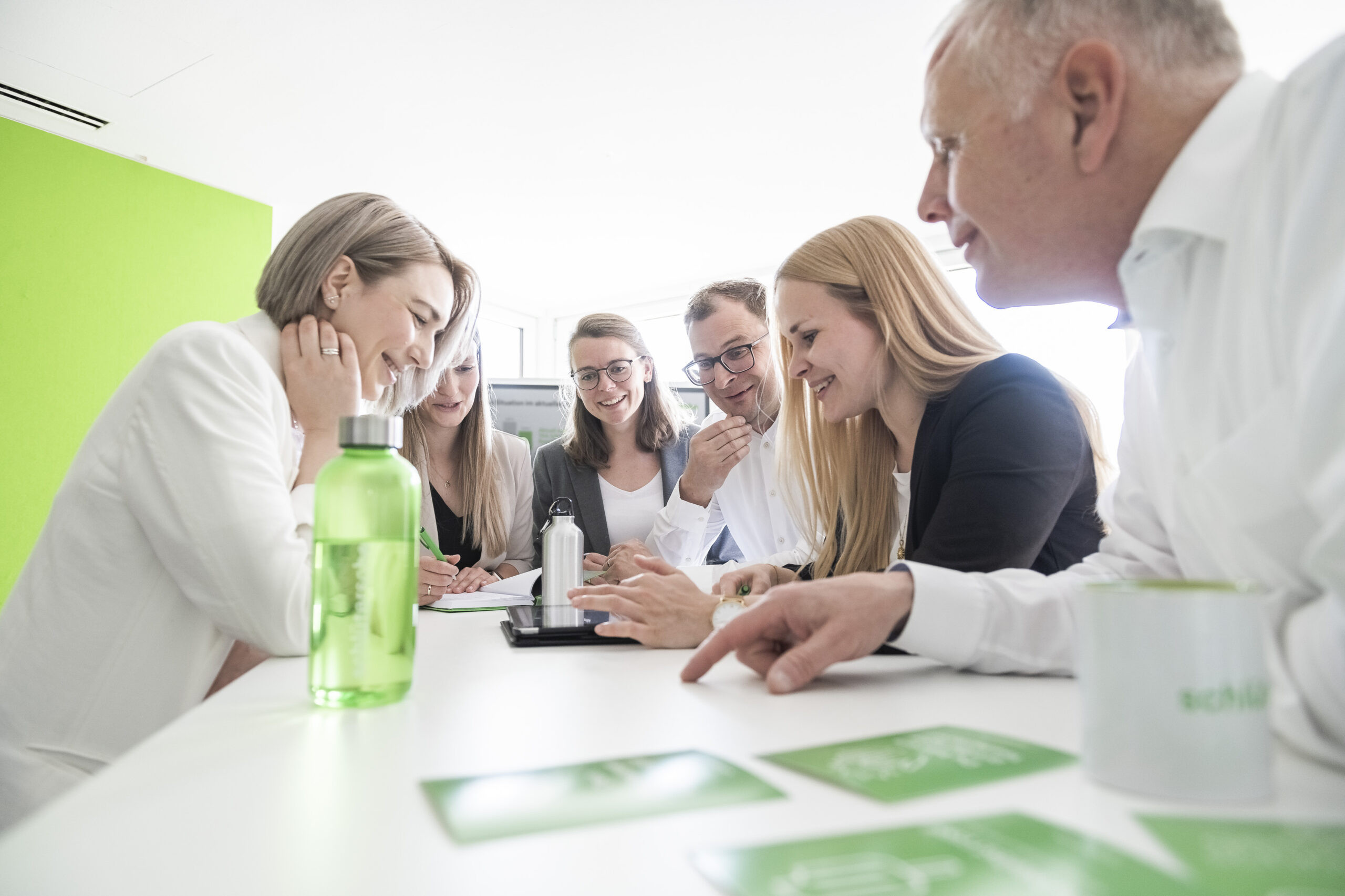 Team beim Brainstorming in einem Meeting