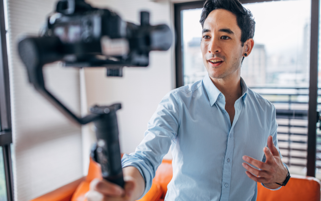 Corporate Influencer bei einer Videoaufnahme