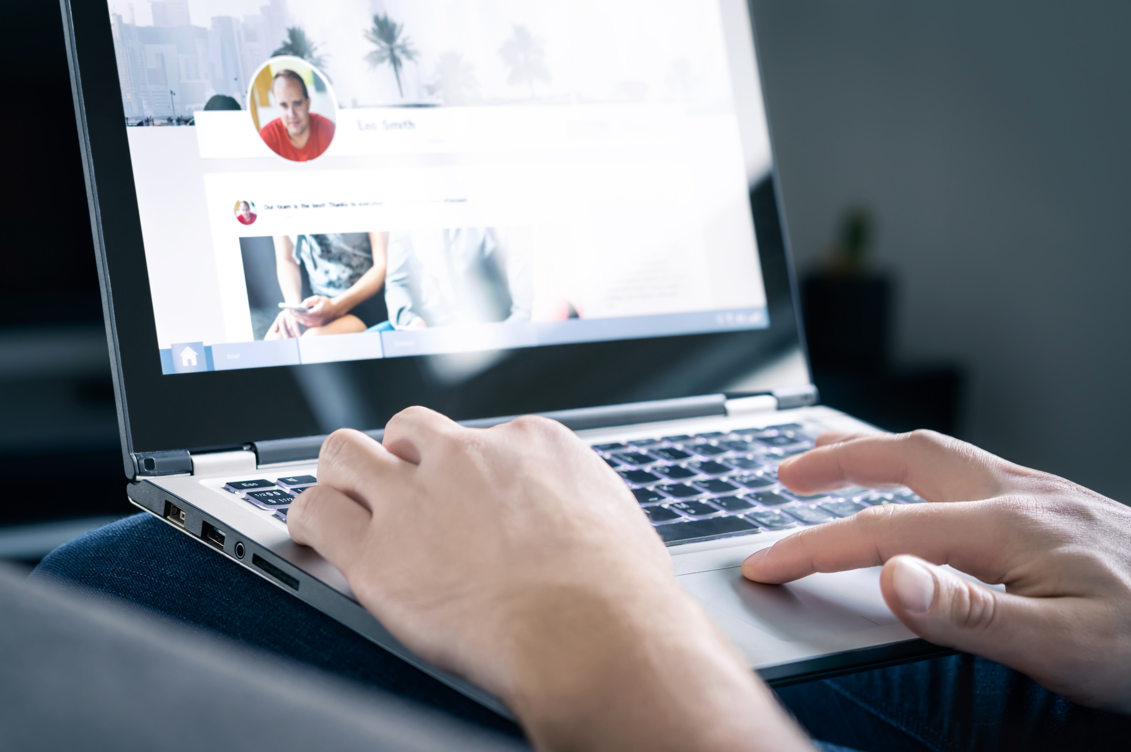Profilansicht auf Laptop Profilansicht auf einem Laptop-Bildschirm