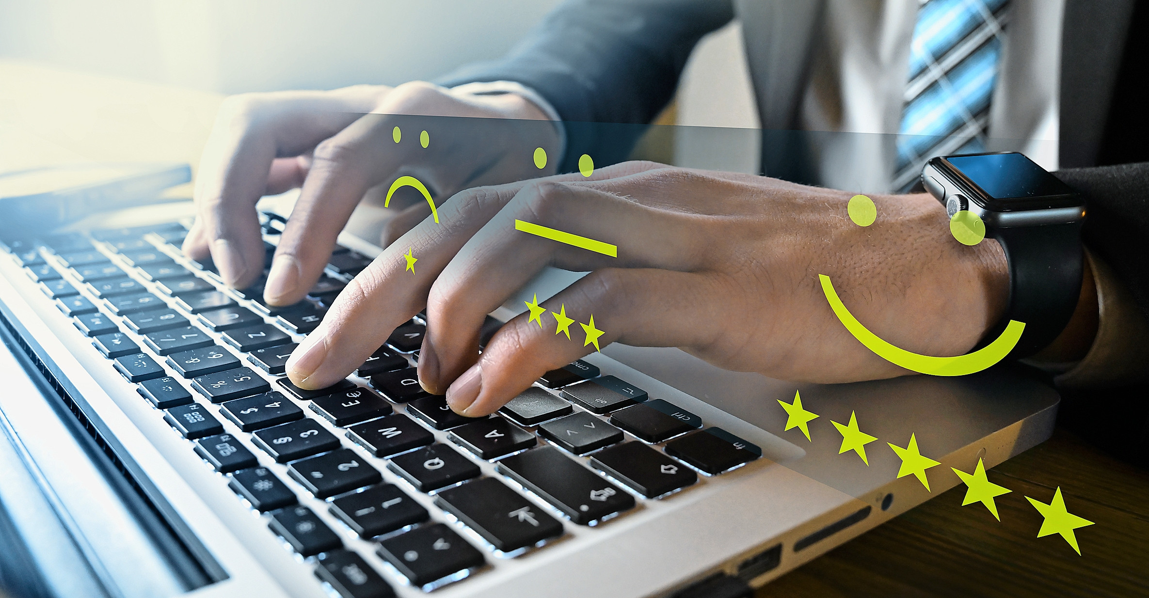 Hände tippen auf einer Tastatur mit Emojis und Sternen für Kundenbewertungen und Online-Feedback.