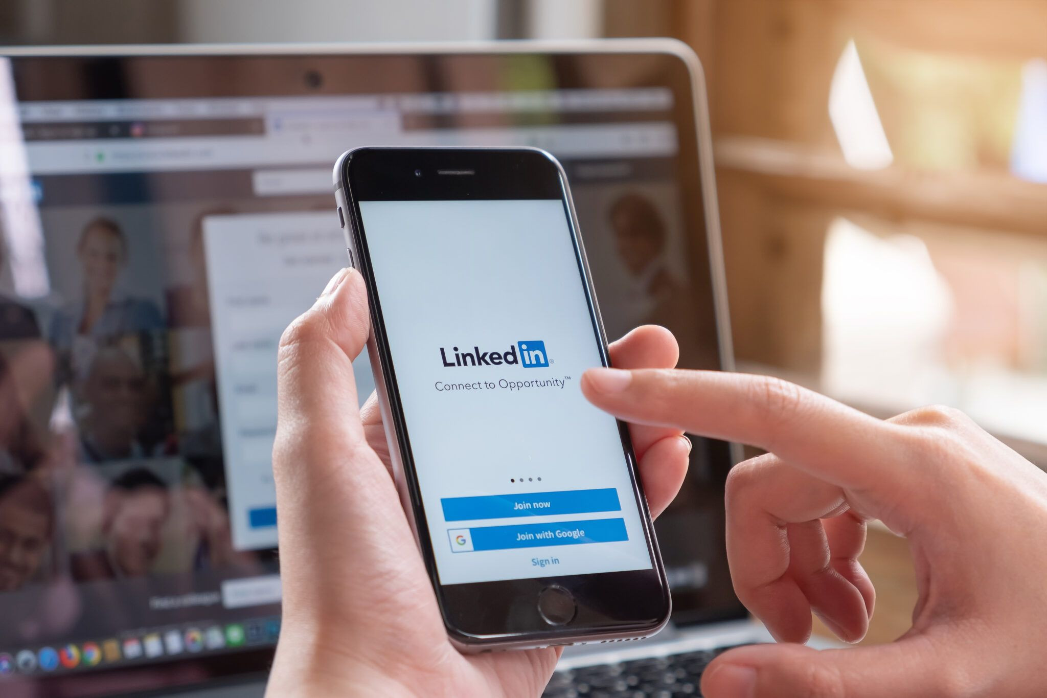 Person nutzt LinkedIn auf einem Smartphone