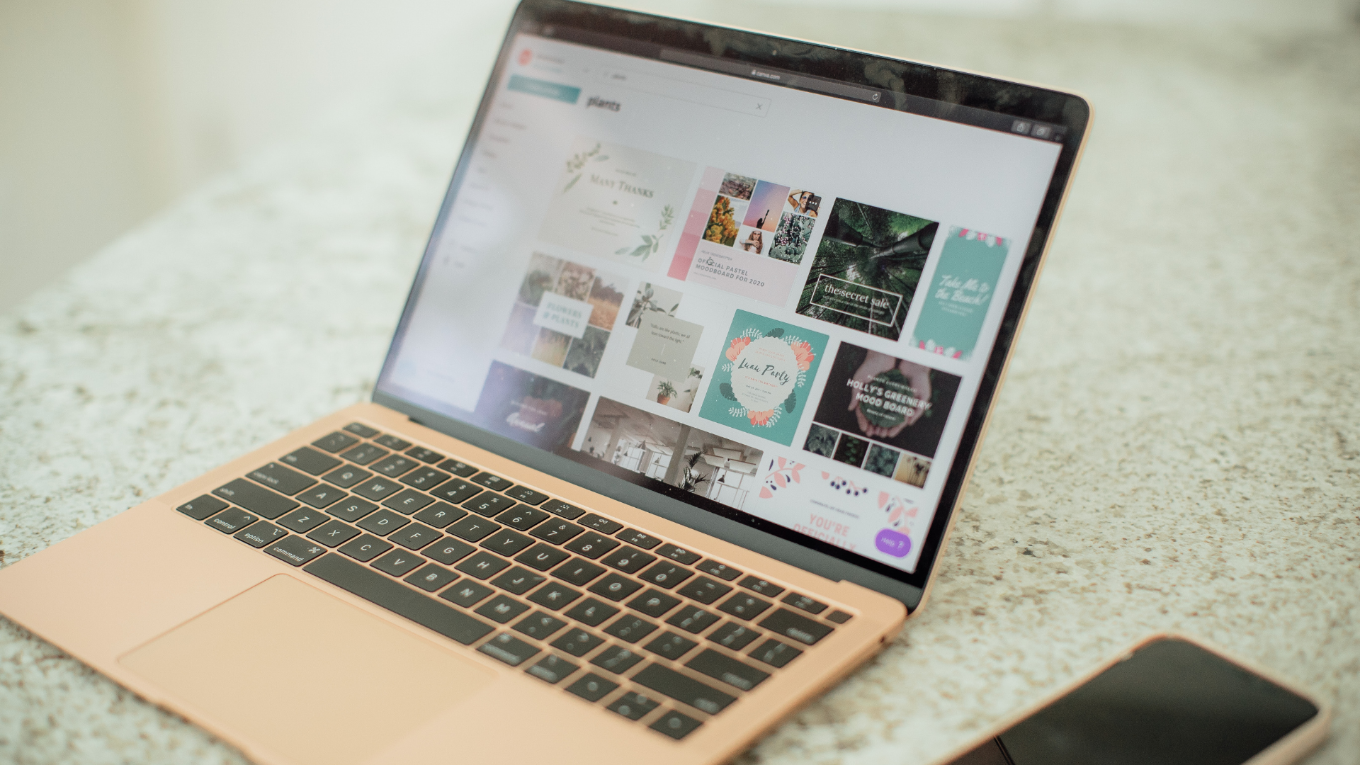 Canva Designs auf Laptop Canva Designs auf einem Laptop-Bildschirm