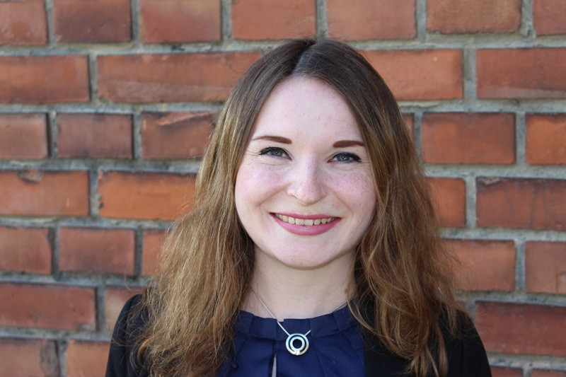 Sarah Schulz vor einer Backsteinmauer
