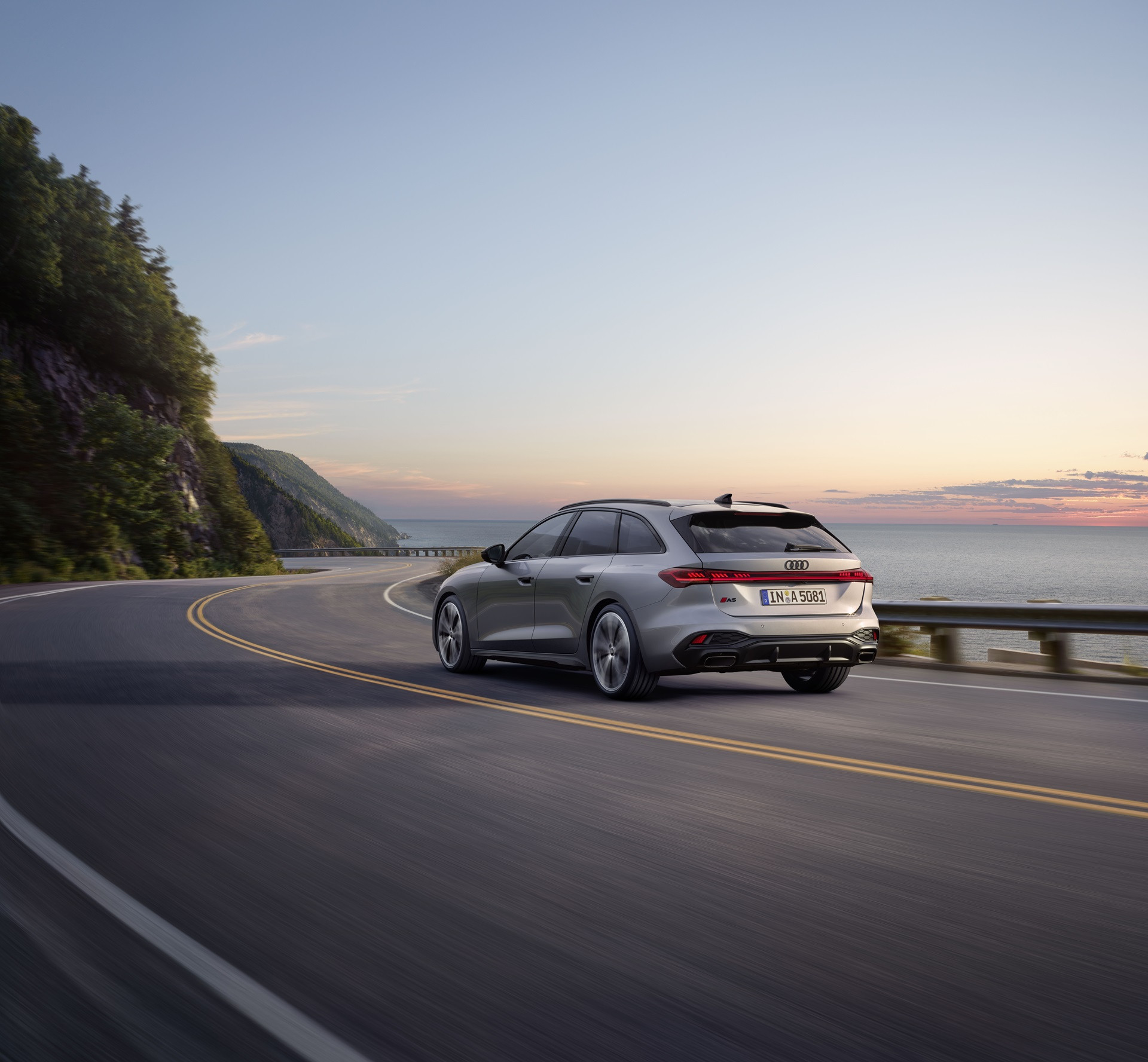 Audi A5 2023 in einer malerischen Kurvenfahrt Audi A5 2023 bei einer Kurvenfahrt entlang der Küste