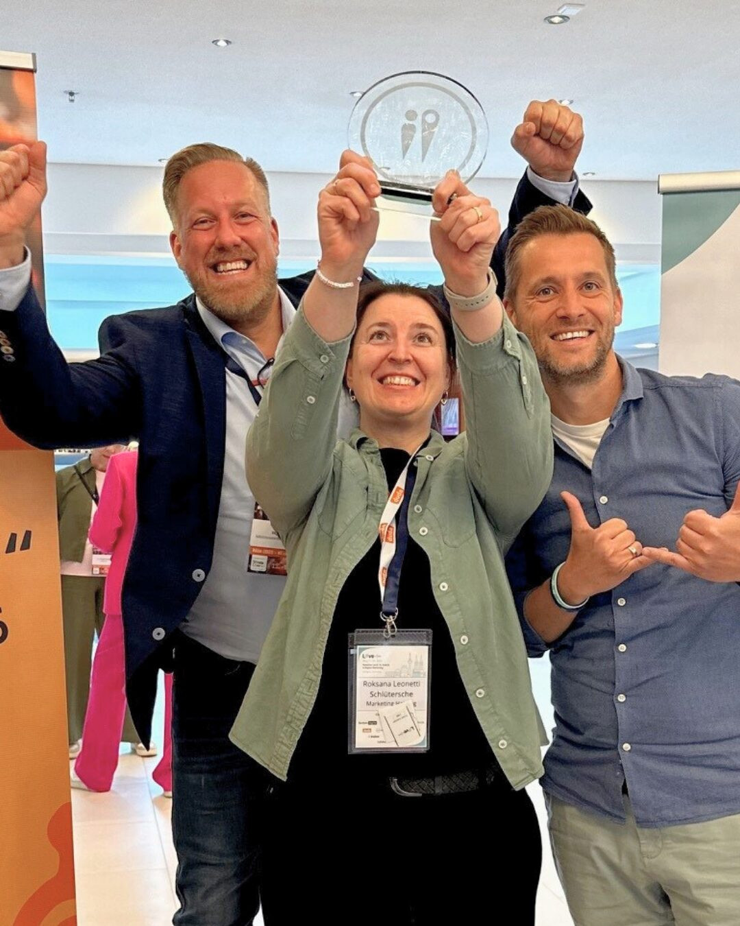 Team feiert Auszeichnung bei einem Event